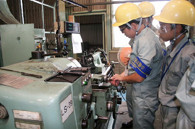 呉製作所では呉市キャリア教育の一環として近隣の中学生の職場体験学習を受け入れています。