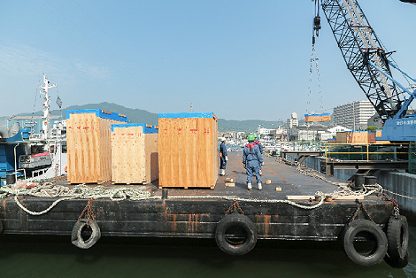 Transporting products by ship